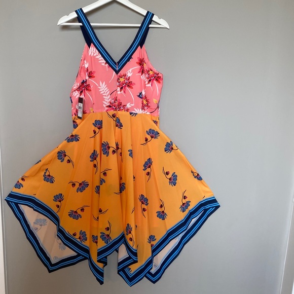 🎉HP🎉 🆕 Size 10 Guess Handkerchief Hem Dress - Picture 3 of 4